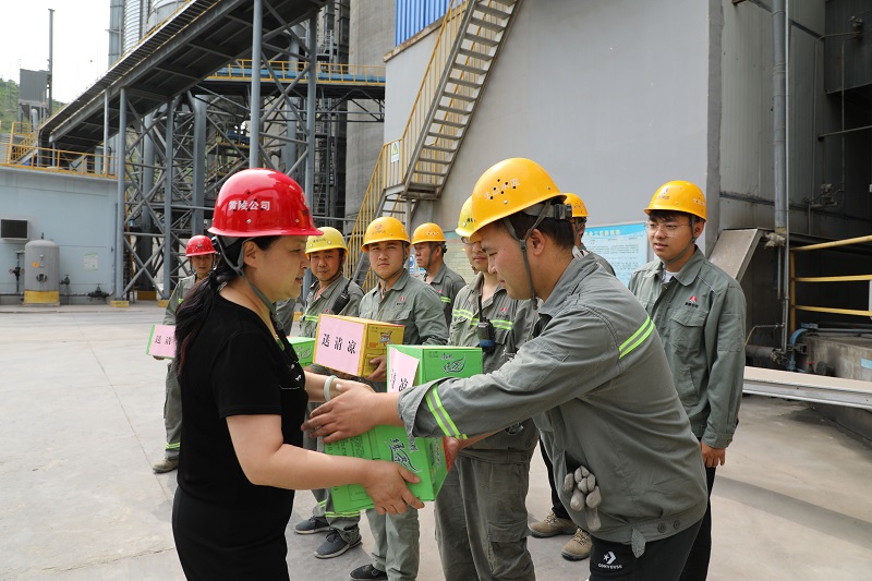 生态水泥公司副总经理杜永康深入黄陵公司开展工作调研及“送清凉”